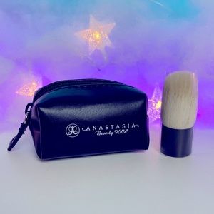 🦋$3 in Bundle🦋 Anastasia Kabuki Brush with Bag